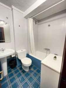 Ένα μπάνιο στο Apartamento Torrebermeja