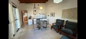 una cucina e un soggiorno con tavolo e sedie di Casa en Río Ceballos, Sierras de Córdoba a Río Ceballos