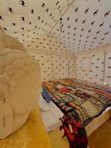 ジャイサルメールにあるStyle Desert Campのベッドルーム(ベッド1台、頭像付) +7枚の写真