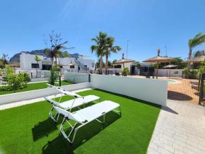 Κήπος έξω από το Bungalow Hidden Paradise, cerca de la playa Deveses