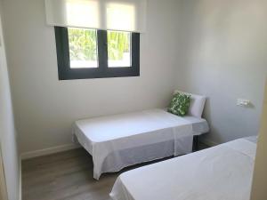 Ένα ή περισσότερα κρεβάτια σε δωμάτιο στο Bungalow Hidden Paradise, cerca de la playa Deveses +17 φωτογραφίες