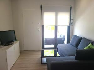 Μια τηλεόραση ή/και κέντρο ψυχαγωγίας στο Bungalow Hidden Paradise, cerca de la playa Deveses