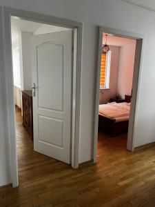 Posteľ alebo postele v izbe v ubytovaní Apartamenty Centrum