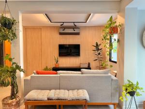 a living room with a couch and a table at Apê Sunshine| Terraço| Interação com animais in Florianópolis