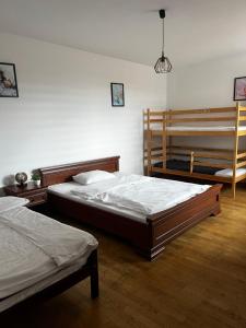 Posteľ alebo postele v izbe v ubytovaní Apartamenty Centrum