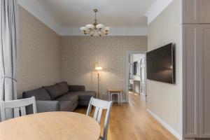 TV a/nebo společenská místnost v ubytování Roze Kūrmājas Residence