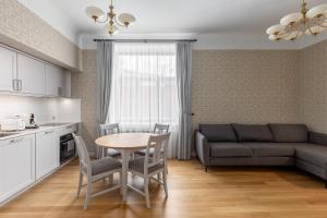 Kuchyň nebo kuchyňský kout v ubytování Roze Kūrmājas Residence