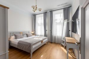 Postel nebo postele na pokoji v ubytování Roze Kūrmājas Residence + 37 fotografií