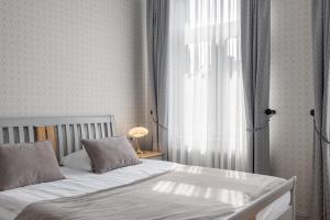Postel nebo postele na pokoji v ubytování Roze Kūrmājas Residence