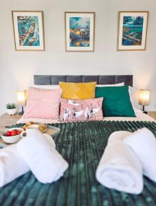 ein Schlafzimmer mit einem Bett mit Kissen darauf in der Unterkunft Luxury Sea View Retreat with Hot Tub Sleeps 8 in Dover