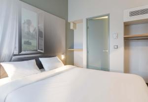Postel nebo postele na pokoji v ubytování B&B HOTEL Moulins