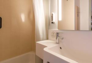 Koupelna v ubytování B&B HOTEL Moulins + 31 fotografií