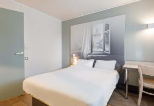 Postel nebo postele na pokoji v ubytování B&B HOTEL Moulins