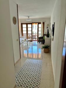 a hallway with a tile floor and a living room at Don Antonio Cristianos Beach Vivienda vacacional in Los Cristianos