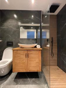 a bathroom with a sink and a toilet and a shower at 4 חדרים מרווחת 138 מ"ר חניה חינם קרוב לים in Eilat +18 photos