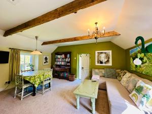 una sala de estar con un sofá y una mesa en Exceptional retreat near Cornwall Coast, en Tywardreath