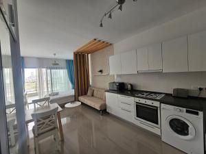 Η κουζίνα ή μικρή κουζίνα στο Caesar Resort studio Italius