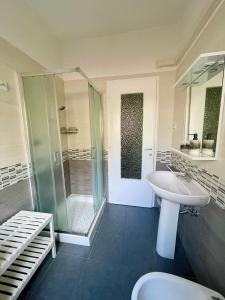 un bagno con lavandino e doccia di Le Rose a Trieste