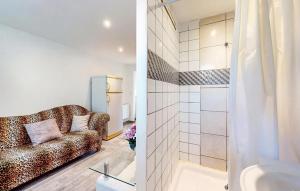a living room with a couch and a shower at Appartement charmant à Schiltigheim de 30 m² in Schiltigheim
