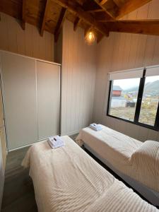 Un pat sau paturi într-o cameră la Cordones del Chapelco Lodge - Cabañas San Martín de Los Andes - SMA