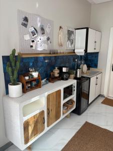 une cuisine avec un évier et une cuisinière dans l'établissement Norhan's Studio, à Riyad