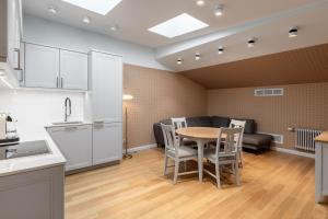 Kuchyň nebo kuchyňský kout v ubytování Roze Kūrmājas Residence