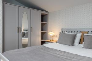 Postel nebo postele na pokoji v ubytování Roze Kūrmājas Residence