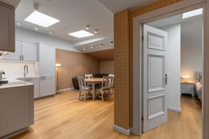 Kuchyň nebo kuchyňský kout v ubytování Roze Kūrmājas Residence