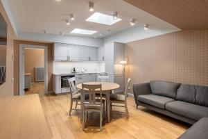 Kuchyň nebo kuchyňský kout v ubytování Roze Kūrmājas Residence