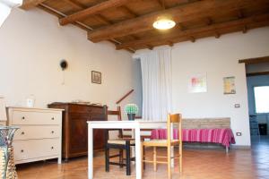 a dining room with a table and chairs at Agriturismo Valpagliaro in Formignana