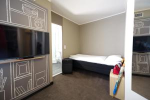 Uma TV ou centro de entretenimento em ibis Köln Centrum