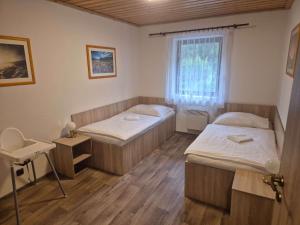 Ліжко або ліжка в номері Penzion Hubert