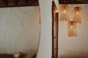 una camera con due luci appese a un muro di Casa Tea, un lugar con encanto a Tazacorte
