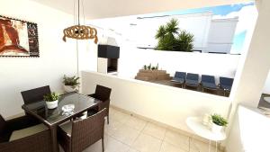 een eetkamer met een tafel en stoelen bij Casa Lomas in Playa Blanca