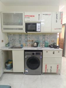 Η κουζίνα ή μικρή κουζίνα στο Golf Porto Marina Studio