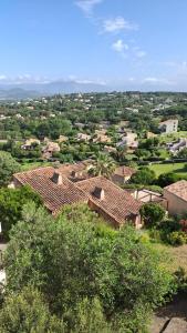 - une vue aérienne sur un village avec des maisons et des arbres dans l'établissement TERRA BELLA 2, à Grosseto-Prugna
