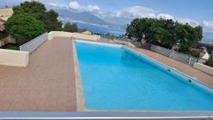 - une grande piscine bleue au-dessus d'un bâtiment dans l'établissement TERRA BELLA 2, à Grosseto-Prugna