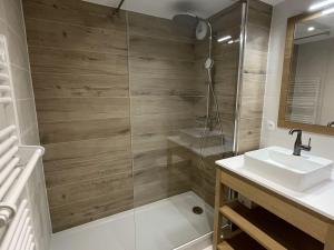 Ένα μπάνιο στο Appartement 2 pièces pour 4 personnes à Méribel, central et proche pistes - FR-1-411-739