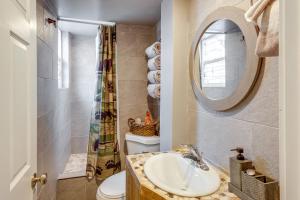 Ένα μπάνιο στο Deck with Hot Tub Ashton Cozy Cub Cabin +29 φωτογραφίες