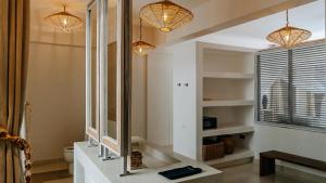 TV a/nebo společenská místnost v ubytování Maya kobe Beachfront Retreat Kilifi