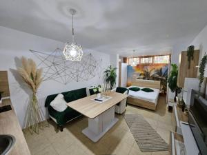 Χώρος καθιστικού στο Tropical Chic for Two, Basement Studio Escape by Flat Mаnager