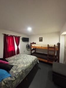1 dormitorio con cama, escritorio y litera en Hospedaje en Merlo, en Merlo