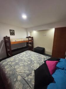 un dormitorio con una cama y una litera en Hospedaje en Merlo, en Merlo