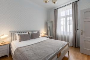 Postel nebo postele na pokoji v ubytování Roze Kūrmājas Residence