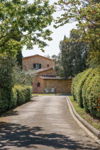a road leading up to a brick building at Podere Fignano, holiday home - apartments renovated 2024 - new swimming pool in Montaione
