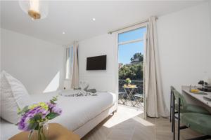 Μια τηλεόραση ή/και κέντρο ψυχαγωγίας στο SUITE DELUXE - Monaco - Vue Mer