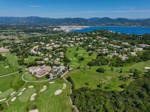 eine Luftansicht eines Golfplatzes mit Meerblick in der Unterkunft Chez Victorine Saint-Tropez in Saint-Tropez