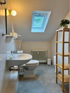 Ένα μπάνιο στο Ferienwohnung Sonnentraum - Appartement 5 Willingen