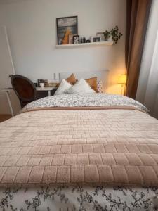 a bedroom with a bed and a desk with a chair at Habitación en Madrid in Madrid +10 photos