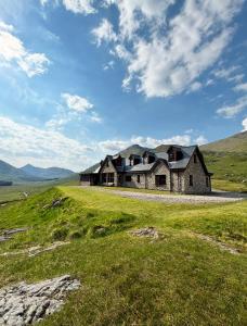 Ein altes Haus mitten auf einem Feld in der Unterkunft Glen Dessary Estate - Fully Catered Bespoke Highland Lodge in Spean Bridge